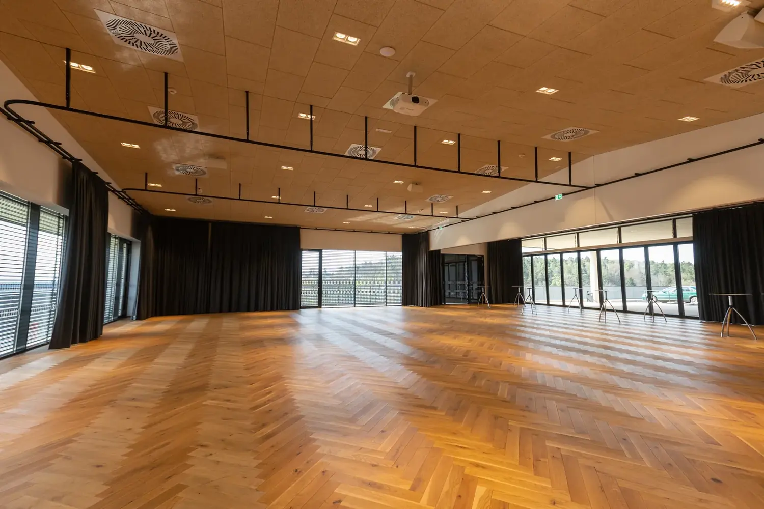 Großer Veranstaltungssaal mit verdeckter Klimatisierung