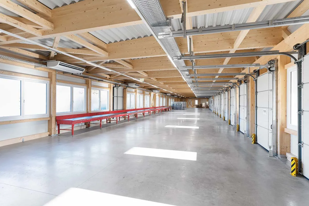 Klimatisierte Gewerbehalle mit sichtbarer Luftführung