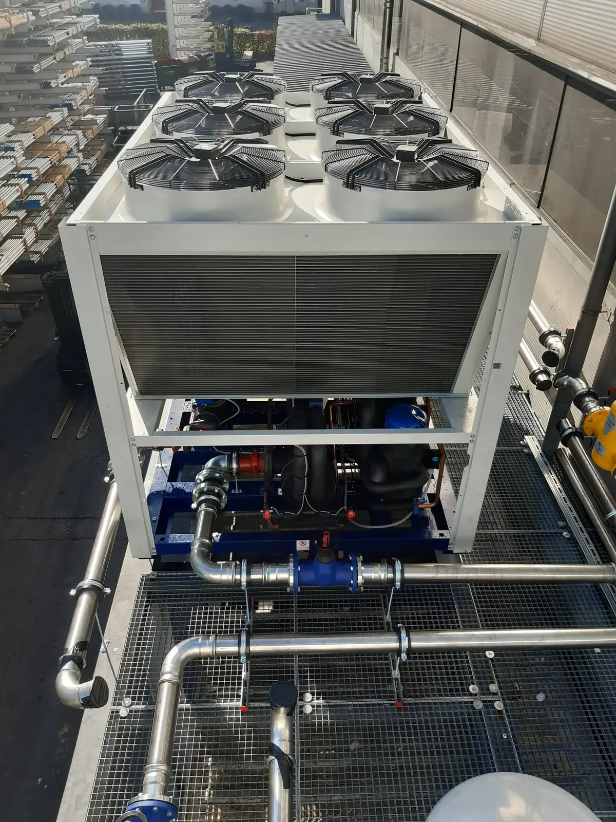Geöffneter Verflüssiger mit Ventilatorblock und Verrohrung