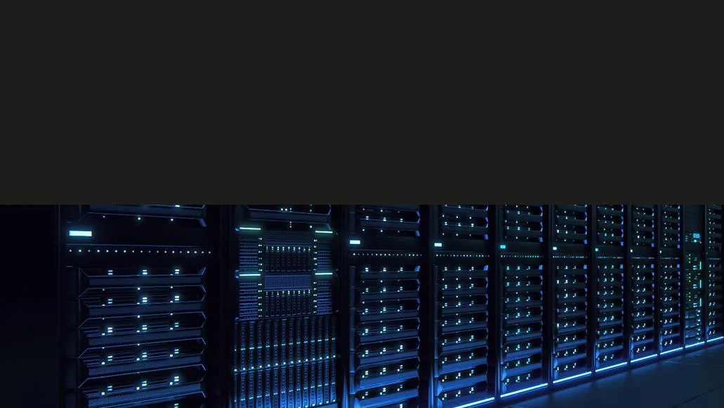 Reihe geschlossener Serverschränke im Rechenzentrum